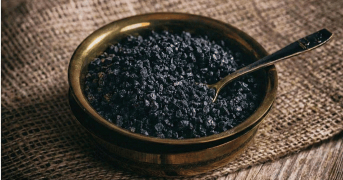 Che cos’è il sale nero? Il popolare ingrediente segreto nella cucina a base vegetale che cambia l’idea di sapidità