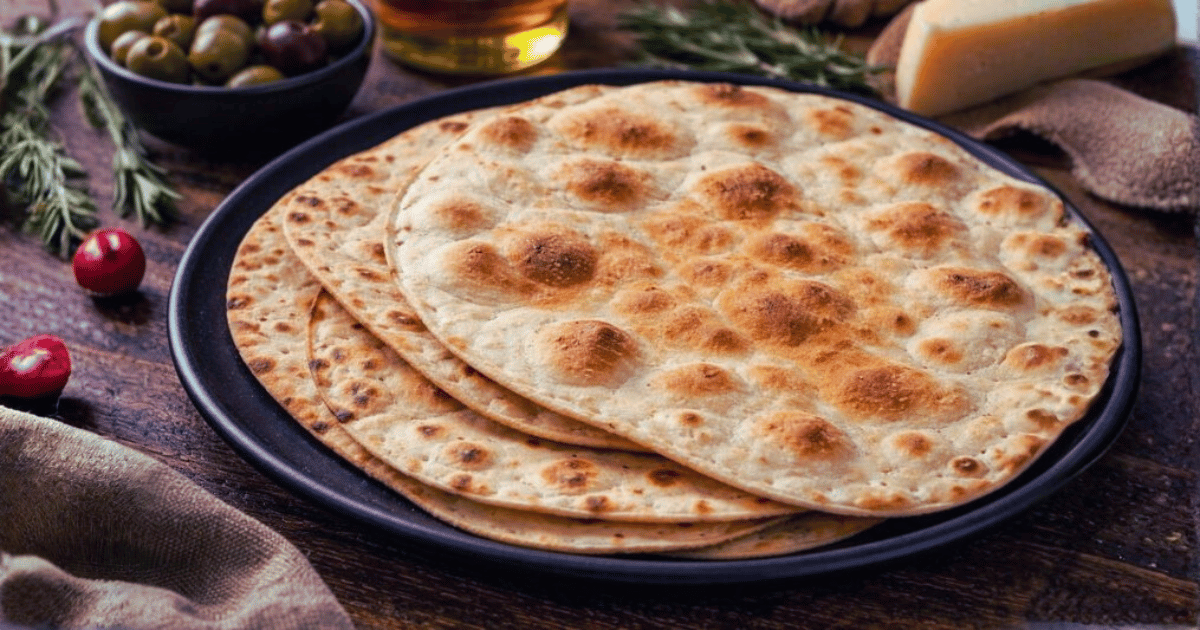 Spianate sarde tradizionali appena sfornate, morbide e fragranti grazie all’ingrediente segreto.